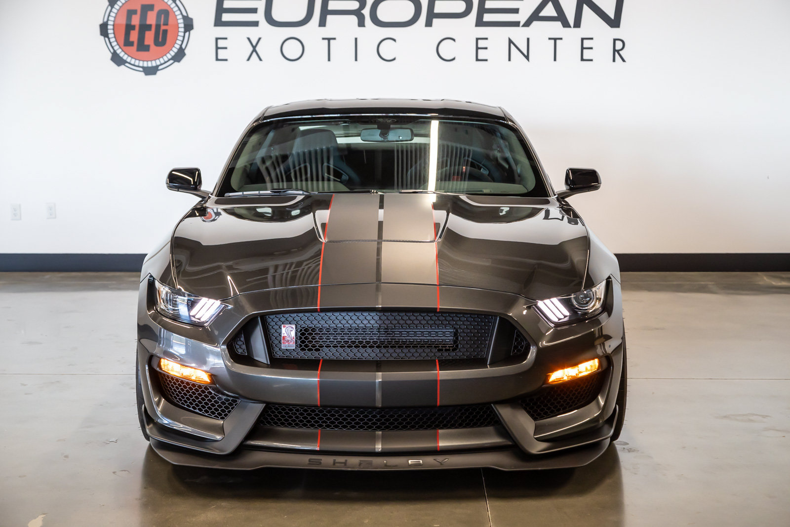 Used 2019 Ford Mustang Shelby GT350R w/ GT350R Equipment Group 920A RWD image 3