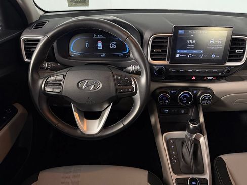 Used 2025 Hyundai Venue SEL FWD image 13