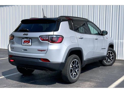 Used 2024 Jeep Compass Trailhawk AWD/4WD image 11