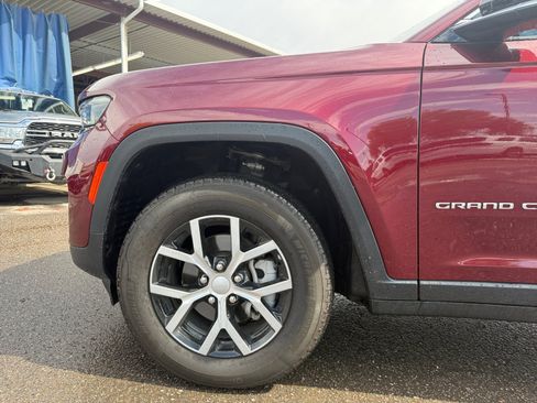 Used 2024 Jeep Grand Cherokee Limited AWD/4WD image 10