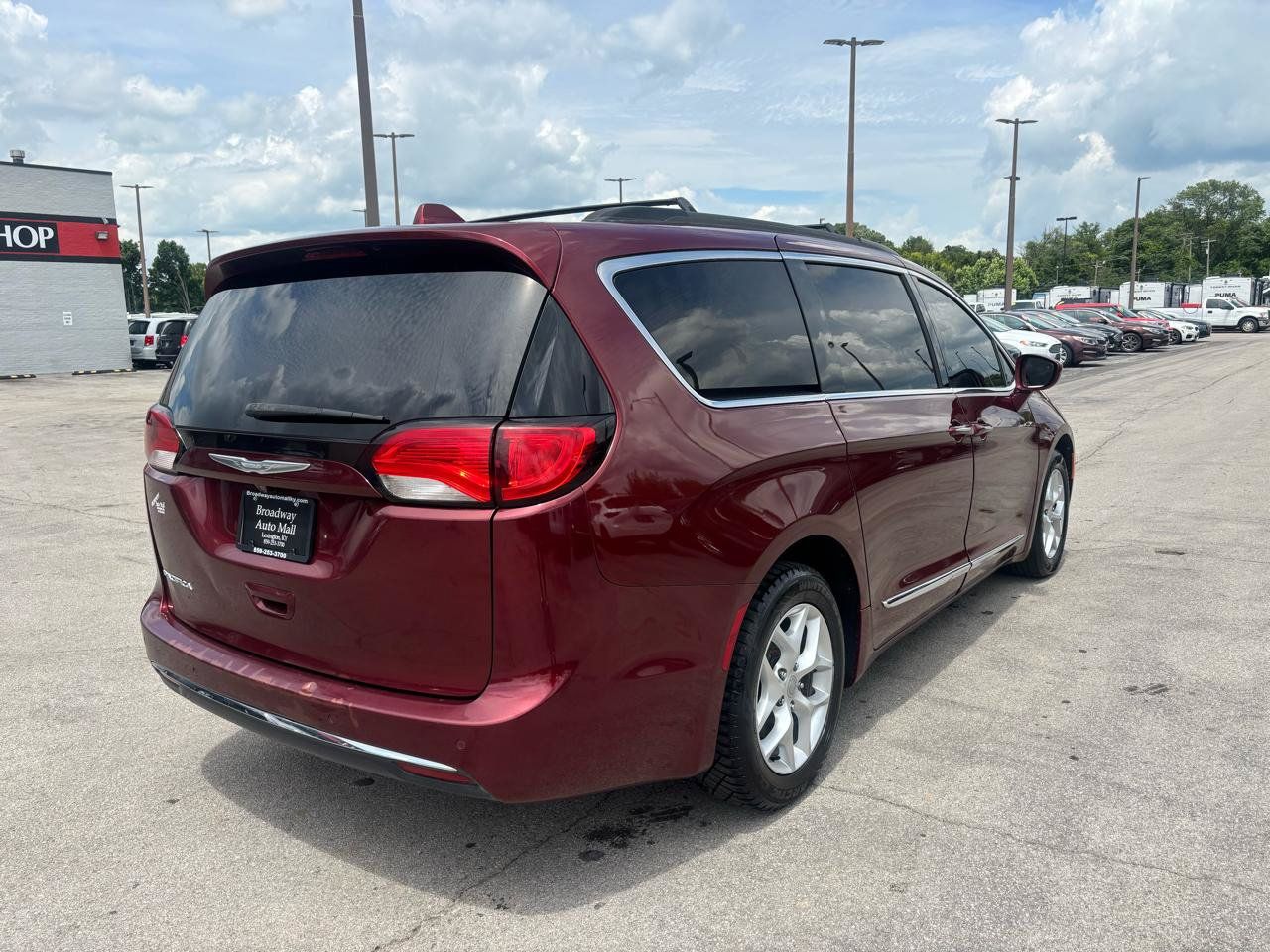 Used 2017 Chrysler Pacifica Touring-L w/ Tire & Wheel Group FWD image 3