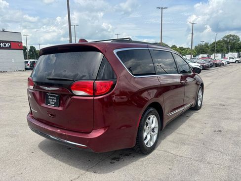 Used 2017 Chrysler Pacifica Touring-L w/ Tire & Wheel Group FWD image 3