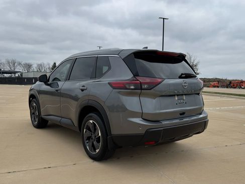 Used 2025 Nissan Rogue SV w/ SV Premium Package image 6