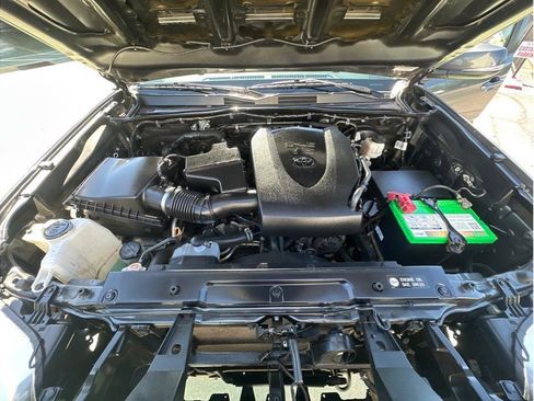 Used 2018 Toyota Tacoma TRD Sport w/ Exterior Package AWD/4WD image 29