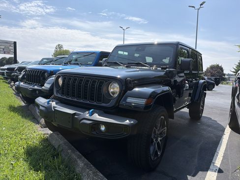 Used 2024 Jeep Wrangler Unlimited w/ Convenience Group AWD/4WD image 3