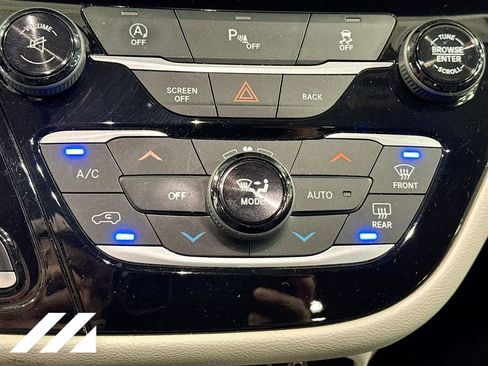 Used 2017 Chrysler Pacifica Touring-L image 18