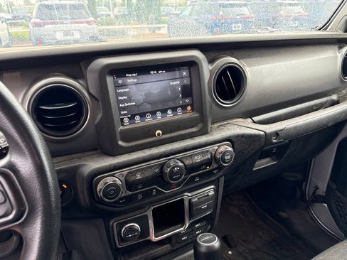 Used 2022 Jeep Gladiator Sport AWD/4WD image 3