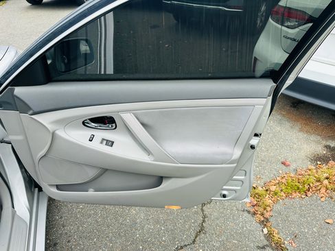 Used 2010 Toyota Camry LE image 24