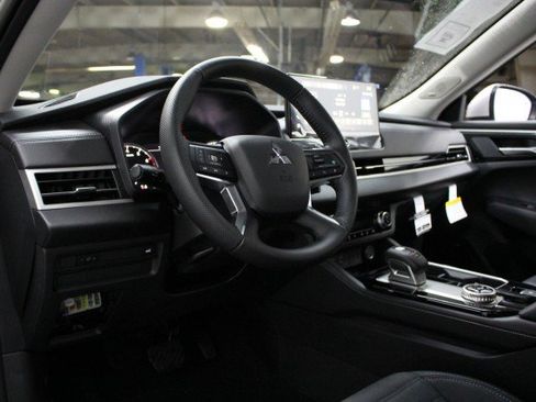 New 2025 Mitsubishi Outlander SE image 5