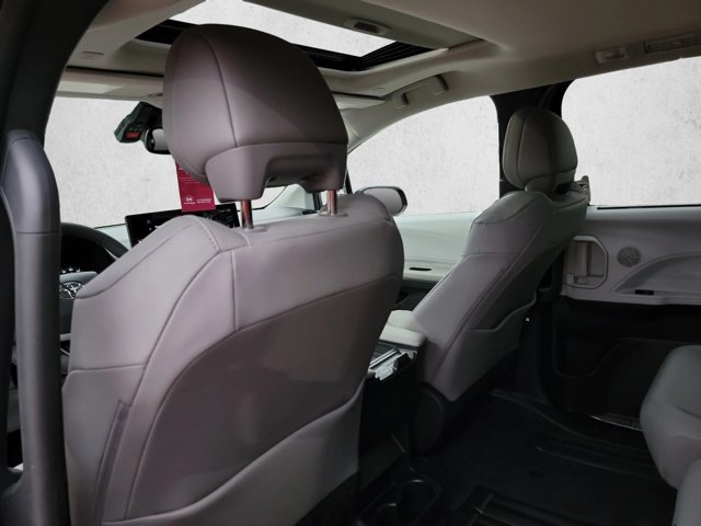 Used 2026 Toyota Sienna XLE FWD image 18