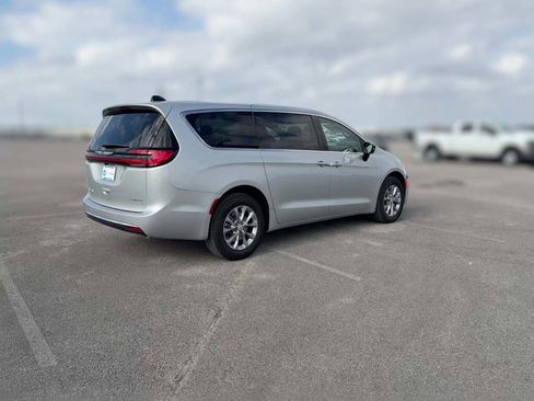 New 2026 Chrysler Pacifica Limited image 12