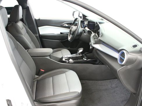 Certified 2025 Chevrolet Trax LT w/ Driver Confidence Package FWD image 31