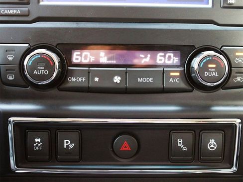 Used 2018 Nissan Titan PRO-4X w/ Pro-4x Convenience Package image 19