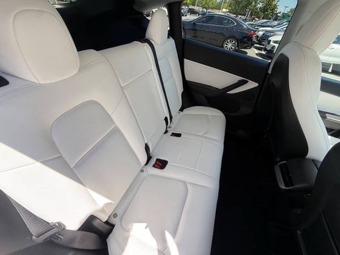 Used 2021 Tesla Model Y Long Range AWD/4WD image 17