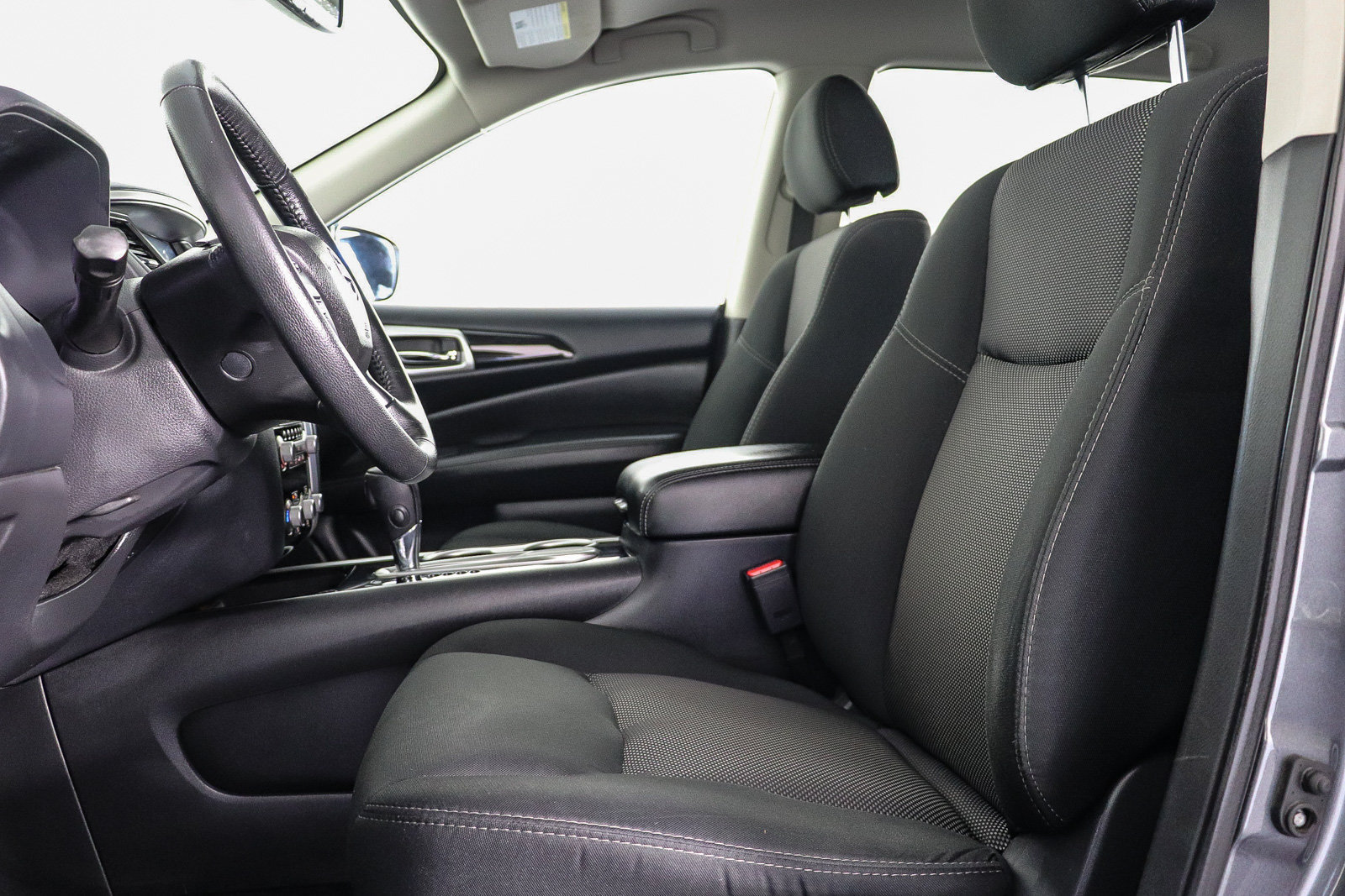 Used 2020 Nissan Pathfinder SV FWD image 18