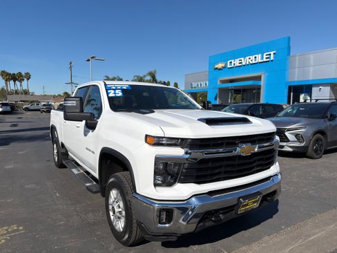 Used 2025 Chevrolet Silverado 2500 LT w/ Convenience Package AWD/4WD image 2