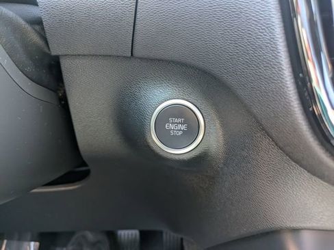 Used 2024 Volvo XC40 B5 Core image 27