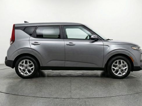Used 2025 Kia Soul LX w/ LX Technology Package FWD image 11