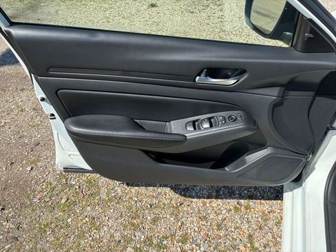 Used 2025 Nissan Altima 2.5 SV FWD image 15
