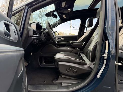 Used 2025 Chrysler Pacifica Limited FWD image 24