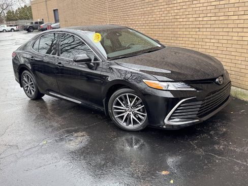 Used 2024 Toyota Camry XLE w/ Cold Weather Package image 4