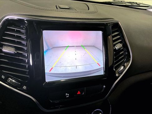 Used 2019 Jeep Cherokee Limited image 14