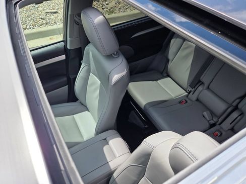 Used 2019 Toyota Highlander XLE AWD/4WD image 11