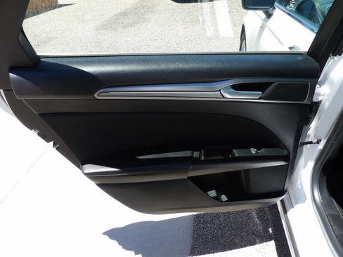 Used 2019 Ford Fusion SE FWD image 11
