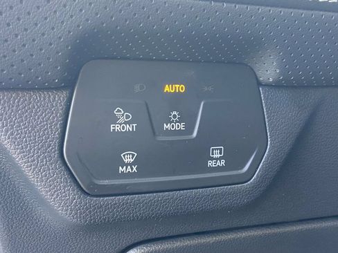 Used 2025 Volkswagen Atlas Cross Sport SE FWD image 21