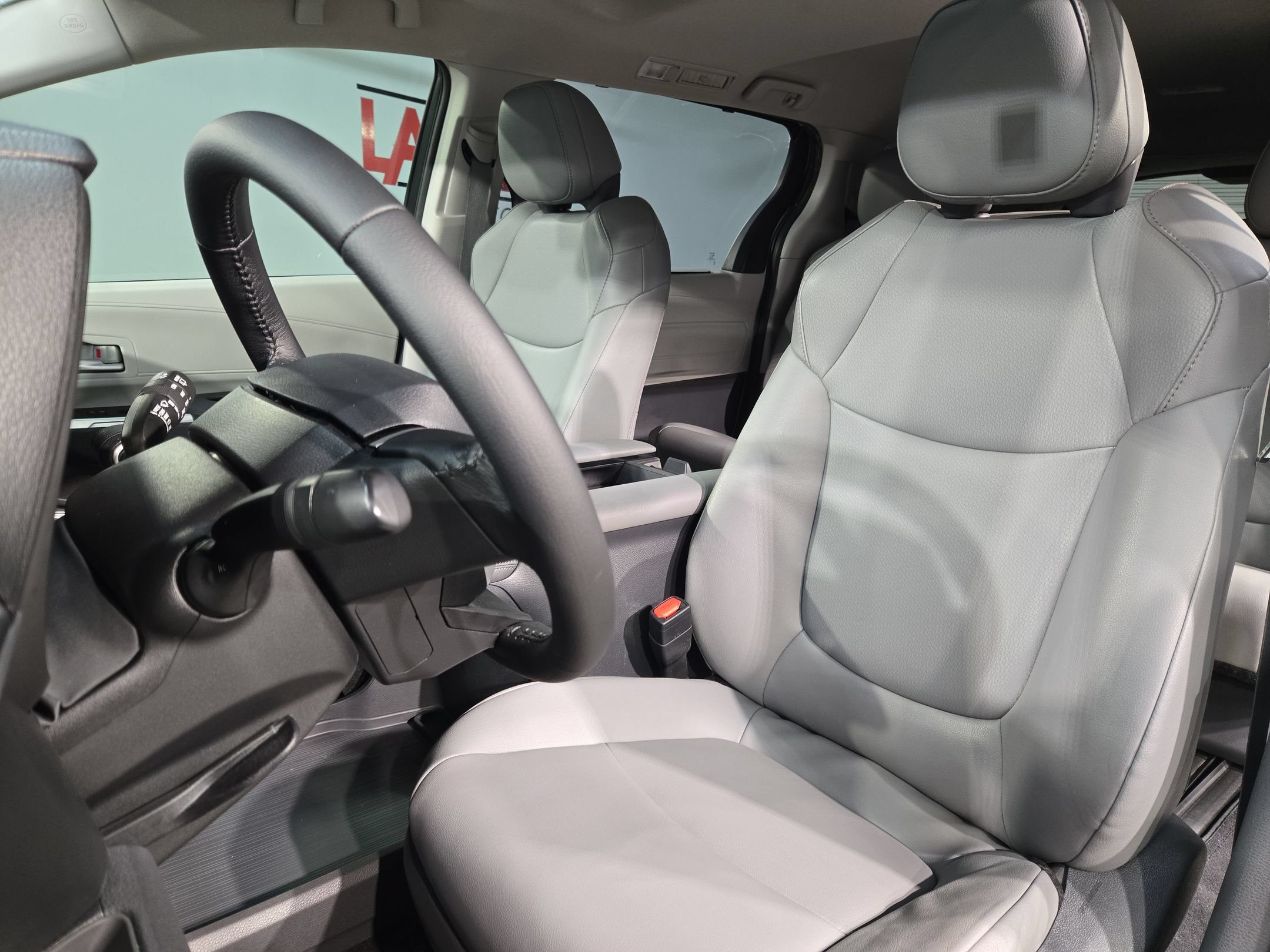 Used 2021 Toyota Sienna XLE FWD image 24