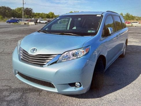 Used 2017 Toyota Sienna XLE w/ XLE Navigation Package FWD image 3