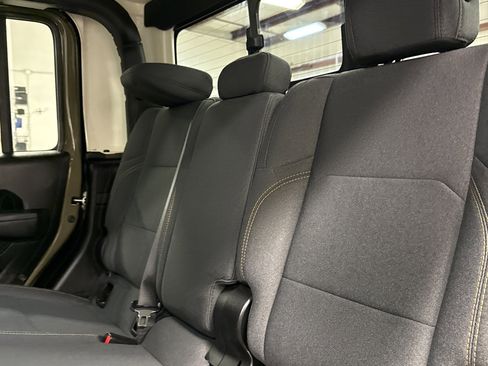 Used 2025 Jeep Gladiator Willys image 13