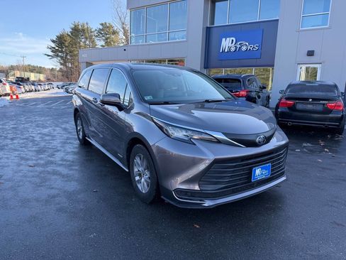 Used 2021 Toyota Sienna LE image 4