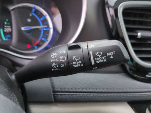 Used 2020 Chrysler Pacifica Limited w/ Advanced Safetytec Group FWD image 27