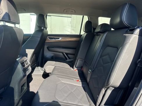 Used 2025 Volkswagen Atlas SE FWD image 11