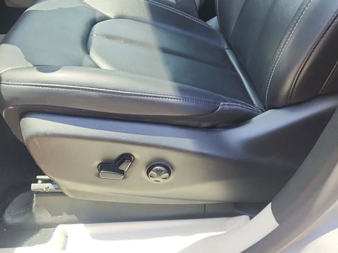 Used 2024 Chrysler Pacifica Touring-L FWD image 11