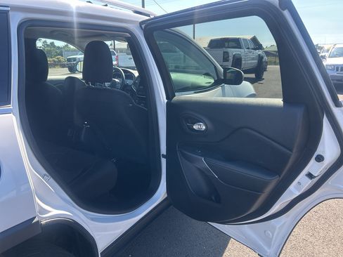 Used 2019 Jeep Cherokee Latitude w/ Popular Appearance Group AWD/4WD image 29