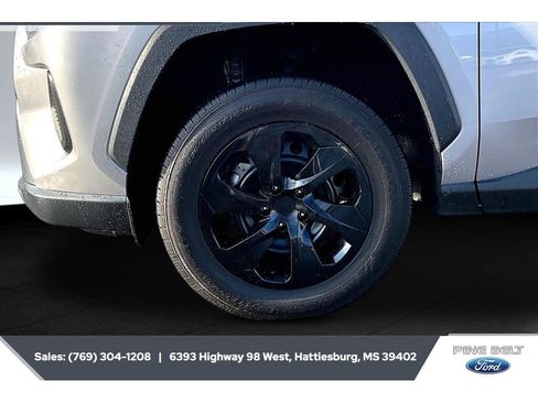 Used 2024 Toyota RAV4 XLE AWD/4WD image 7