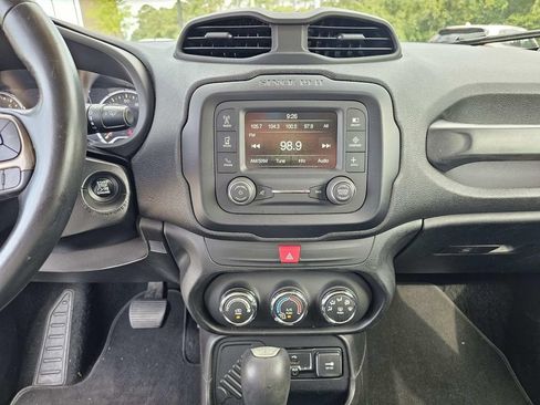 Used 2017 Jeep Renegade Latitude FWD image 31