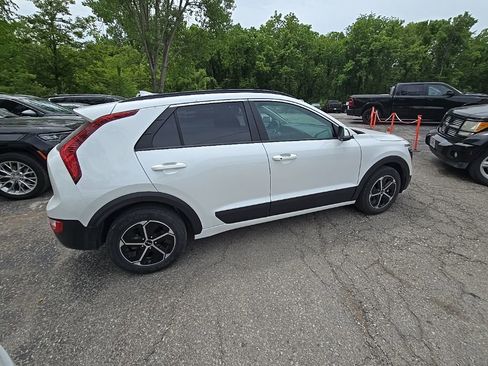 Used 2024 Kia Niro EX FWD image 8