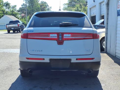 Used 2019 Lincoln MKT AWD image 4