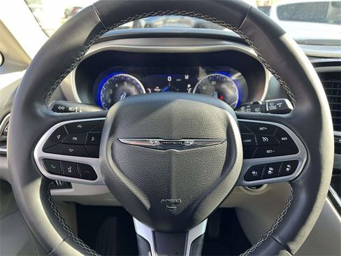 Used 2023 Chrysler Pacifica Touring-L image 16