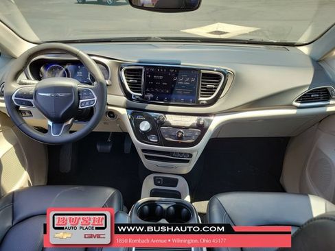 Used 2023 Chrysler Pacifica Touring-L FWD image 10