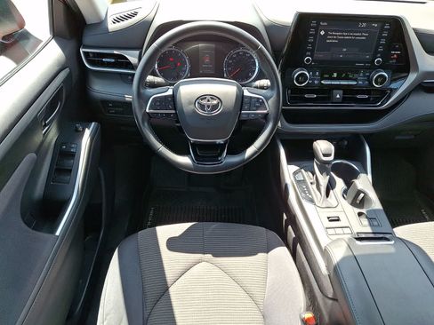 Used 2020 Toyota Highlander LE AWD/4WD image 15