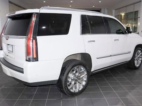 Used 2020 Cadillac Escalade Premium Luxury image 4
