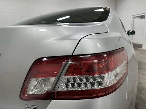Used 2010 Toyota Camry LE FWD image 19