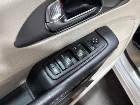 Used 2023 Chrysler Pacifica Touring-L FWD image 34