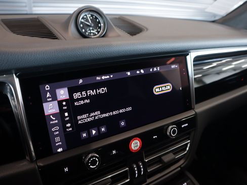 Certified 2026 Porsche Macan AWD/4WD image 22