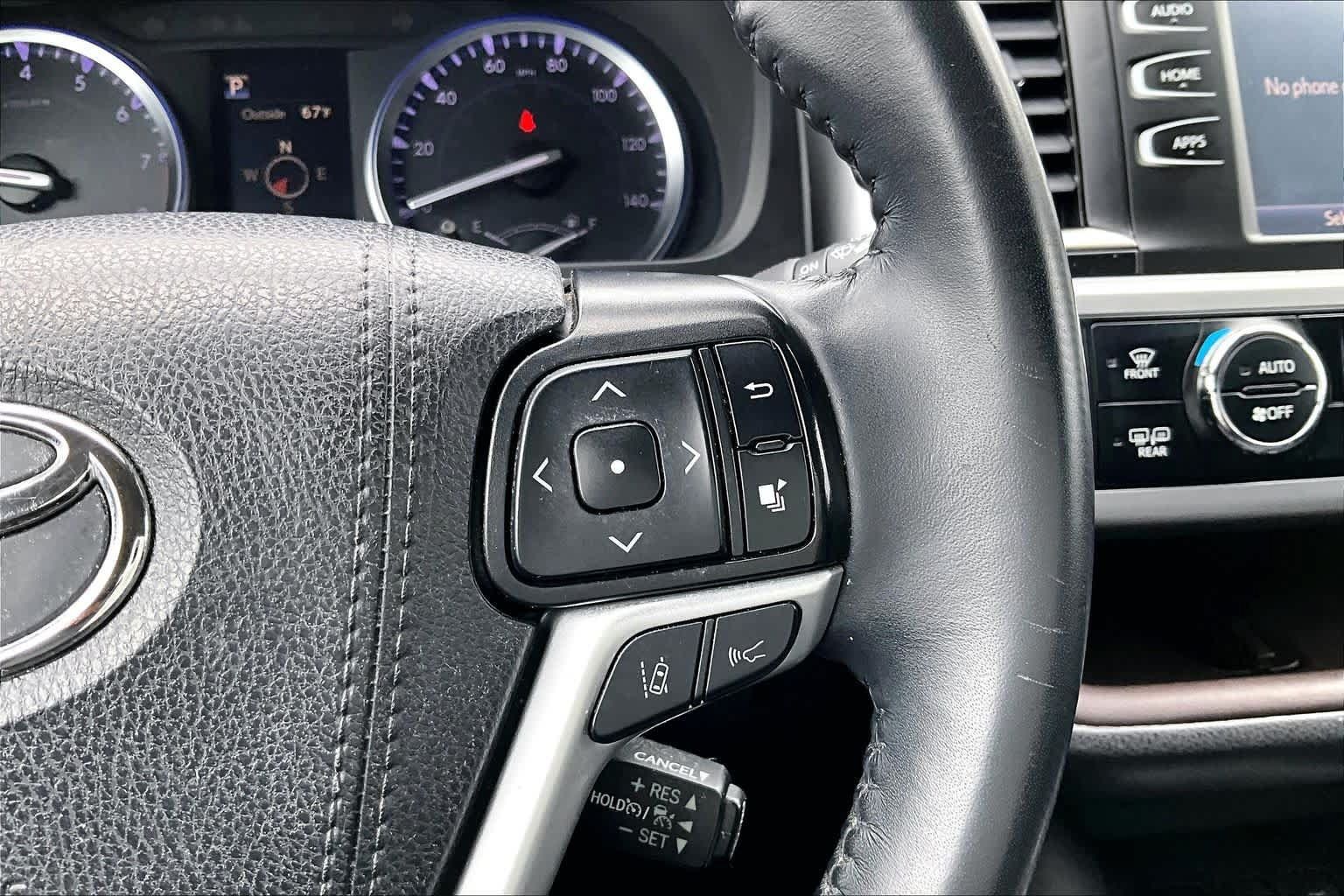 Used 2019 Toyota Highlander XLE AWD/4WD image 25