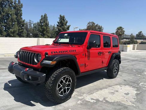 Used 2025 Jeep Wrangler Unlimited Rubicon w/ Convenience Group AWD/4WD image 3